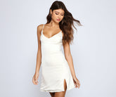 La mini-robe minimaliste en satin à fente haute